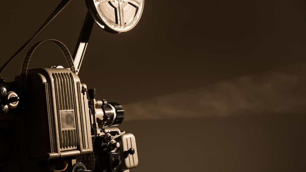 Projector de cinema emetent una pel·lícula