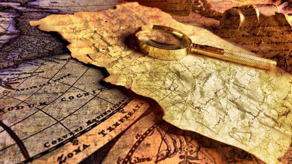 Mapa, lupa i carta antiga