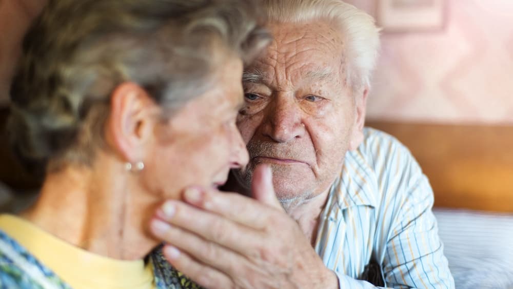 Un home ancià acaricia a una dona anciana